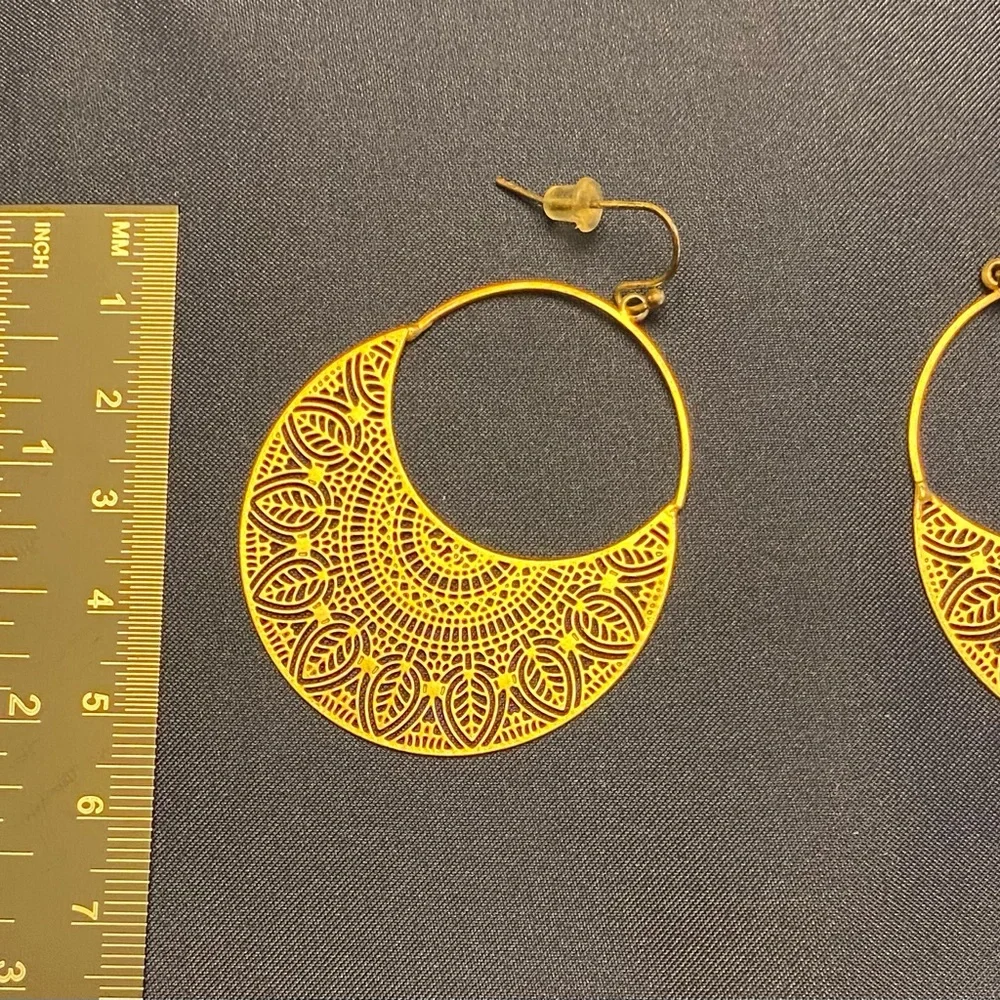 Filigree gold tone hoop dangle earrings - Picture 4 of 6